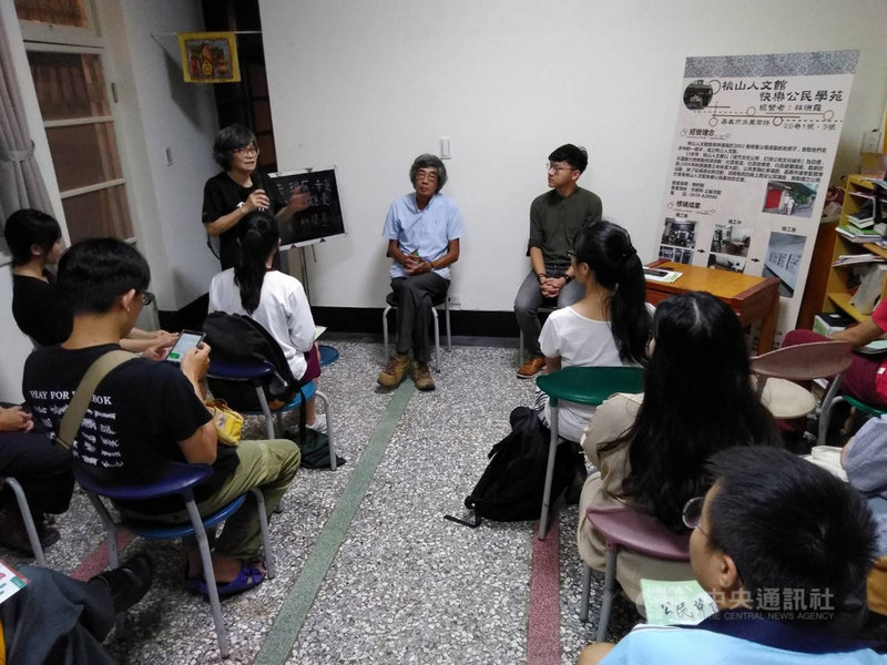 香港銅鑼灣書店創辦人林榮基（後中）6日受邀到嘉義，以「過去、現在、未來：台灣的隱憂」為題舉辦講座，林榮基直言，台灣的隱憂是不瞭解中國，甚至有人至今對中共存在幻想，應該從歷史解讀中共。中央社記者葉子綱攝 108年9月6日