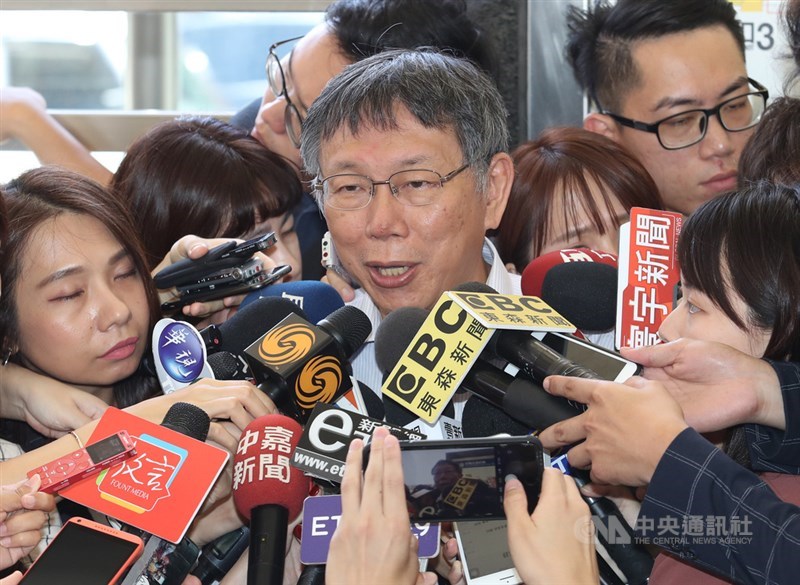 台北市長柯文哲（中）6日脫口而出「陳菊是比較肥的韓國瑜」，當場遭媒體質疑拿身材作文章是否失言。（中央社檔案照片）