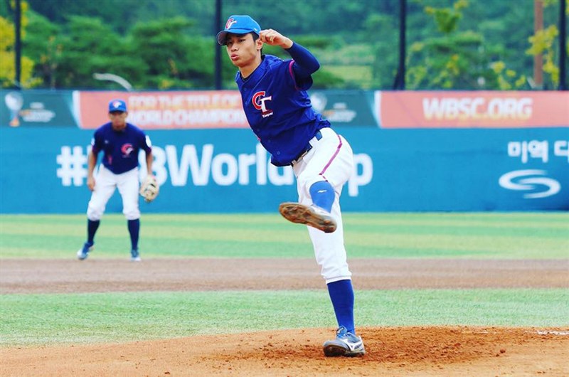 U18世界盃棒球賽進行到複賽第2天,中華隊靠著先發投手林昱珉(前)主投6局,僅被敲2支安打無失分,加上7局上攻8分大局,終場以12比0提前7局擊退澳洲隊,確定闖進4強。(中華棒協提供)中央社記者楊啟芳傳真 108年9月6日