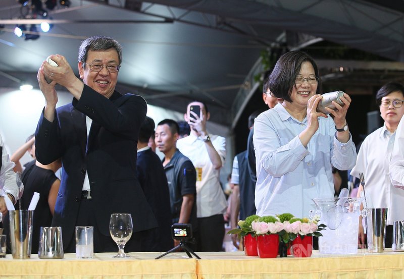 總統蔡英文(前右)、副總統陳建仁(前左)7日晚間出席中華文化總會舉辦的2019藝文聯誼茶會,兩人現場手搖雪克杯,調製珍珠奶茶。中央社記者謝佳璋攝 108年9月7日