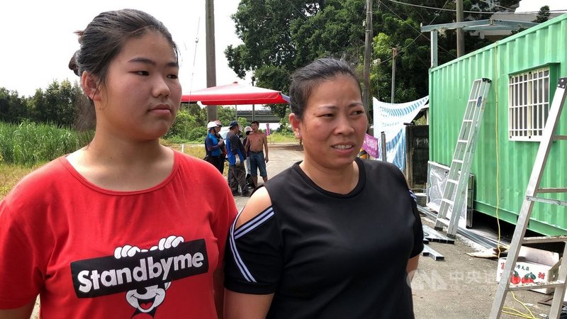 嘉義縣高中生黃秀珍(左)克服惡劣環境,樹下苦讀考上嘉義女中。慈善團體7日動員志工裝修貨櫃屋房間,讓黃秀珍有讀書的地方,黃秀珍心存感激地說,未來一定會回饋社會。中央社記者黃國芳攝 108年9月7日