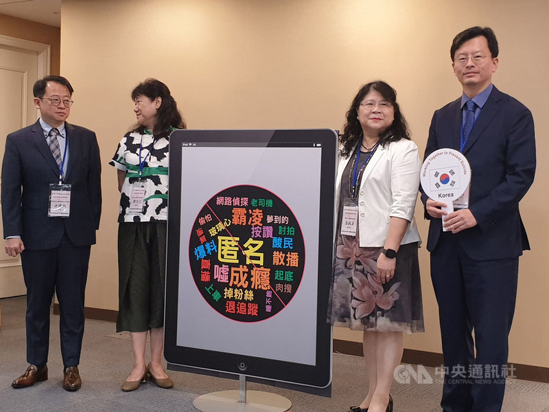 台灣青少年自殺率上升,全國自殺防治中心統計,2018年有7000餘名青少年自殺未遂被通報,自殺原因以家庭溝通、人際、精神疾病有關,近年校園霸凌影響,也微幅上升。台灣自殺防治學會8日舉行記者會呼籲,青少年自殺防治及霸凌應更受重視。中央社記者陳偉婷攝 108年9月8日