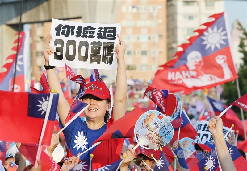 國民黨總統參選人韓國瑜8日在新北市三重區幸福水漾公園舉辦「2020新北出發」造勢晚會,大批支持者湧入會場,有人高舉標語、揮舞國旗,現場氣氛熱烈。中央社記者郭日曉攝 108年9月8日