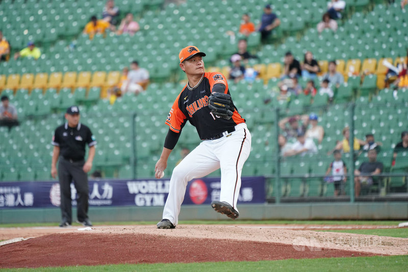 中職統一獅隊投手「嘟嘟」潘威倫（圖）8日對中信兄弟隊先發，投5局失3分，在隊友全場16安火力支援下，獅隊以11比8拿勝，潘威倫拿下個人生涯第142勝，改寫台灣職棒生涯最多勝紀錄。（統一獅隊提供）中央社記者謝靜雯傳真  108年9月8日