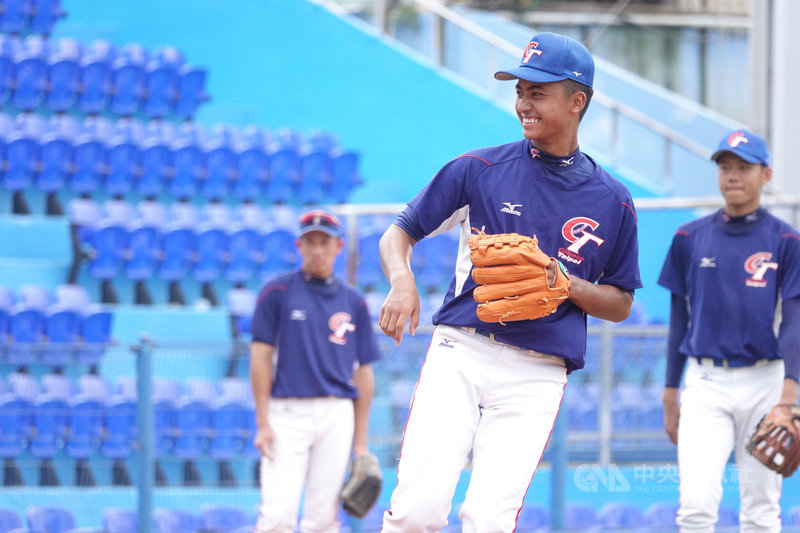 U18世界盃棒球賽睽違9年重返「世界最頂端」、拿下世界冠軍，中華隊先發投手余謙（前）成亮點，非出身傳統青棒強權的他，站上世界舞台證明自己、拿下MVP。圖為108年8月24日U18台美交流賽畫面。（資料照片）中央社記者謝靜雯攝 108年9月8日