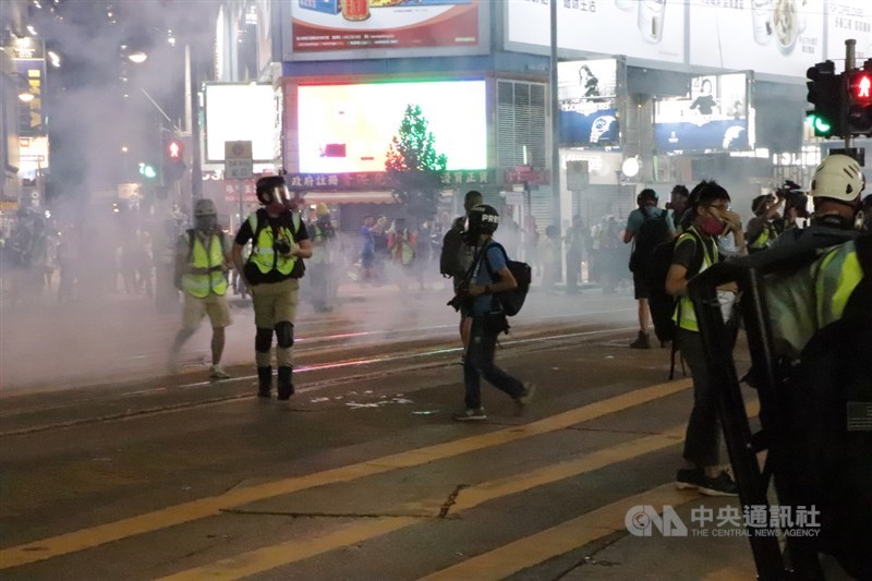 近百名香港反送中示威者晚間持續在銅鑼灣SOGO百貨一帶聚集不願離去,防暴警察發射數枚催淚彈進行驅散。中央社記者張謙香港攝 108年9月8日