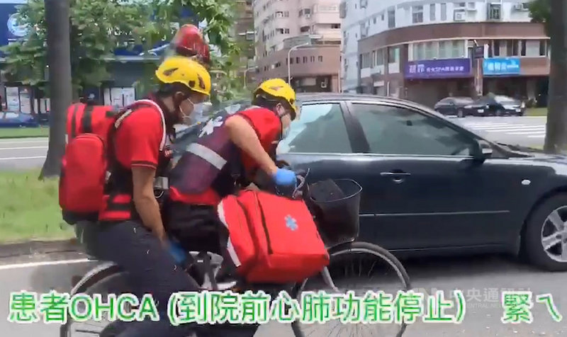 嘉義市政府消防局8日指出,第一大隊德安分隊製作警消騎單車救援短片,宣導珍惜緊急救護資源觀念,避免濫用救護車。(嘉義市政府消防局提供)中央社記者葉子綱傳真 108年9月8日