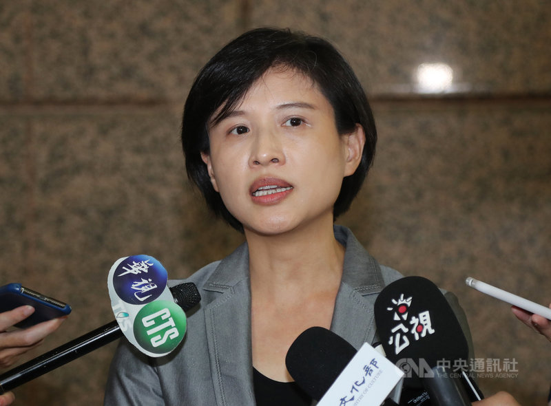 公視董監事名單9日進行審查，21名董事候選名單共通過7名，5名監事候選名單通過1名。文化部長鄭麗君會後受訪時，對有委員指名單「比較弱」一事表示，這對候選人非常不公平且並非事實。中央社記者張皓安攝　108年9月9日