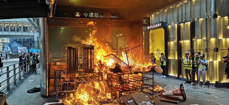 香港特首林鄭月娥宣布撤回逃犯條例草案後,抗爭未見止息,紐約時報報導,中共總書記習近平遭到黨內的質疑。圖為香港示威民眾8日破壞中環地鐵站,並在地鐵出口縱火。(中央社檔案照片)