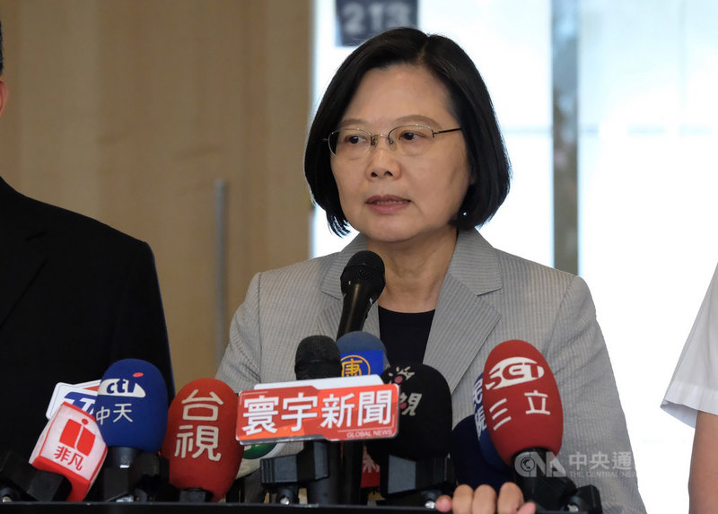 殉職員警薛定岳的侯姓未婚妻發表千字陳情書，總統蔡英文（圖）10日在桃園受訪指出，對於侯女能在心痛之餘寫信，著眼警員安全，讓她非常感動。中央社記者邱俊欽桃園攝　108年9月10日