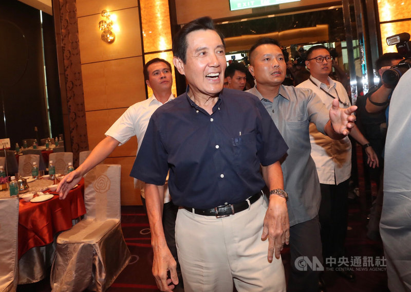 國民黨台北市黨部「中國國民黨2020勝選暨台北市里長服務促進會授證典禮」10日晚間登場,前總統馬英九(前)出席與會。中央社記者吳家昇攝 108年9月10日