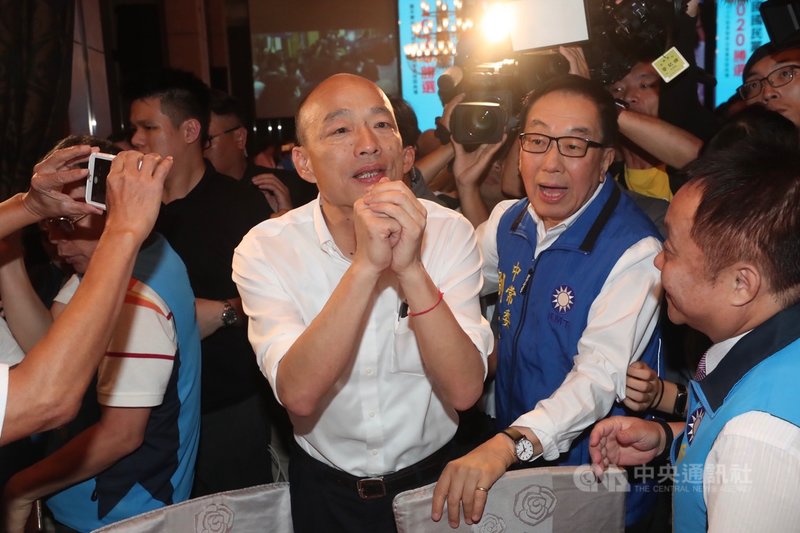 中國國民黨台北市黨部「中國國民黨2020勝選暨台北市里長服務促進會授證典禮」,10日在大直舉辦,國民黨總統參選人韓國瑜(中)出席。中央社記者吳家昇攝 108年9月10日