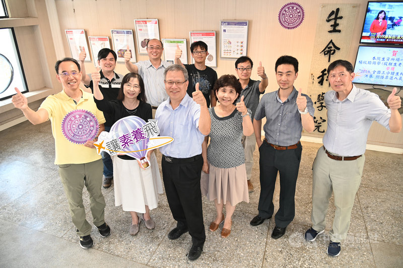 清華大學生命科學院教授焦傳金(前左)邀多名生科院教師合作,以自身研究設計素養題,如烏賊算數、果蠅社交等題目來命題,「讓素養飛」的題庫網站10日上線,提供高中師生免費使用。(清大提供)中央社記者許秩維傳真 108年9月10日
