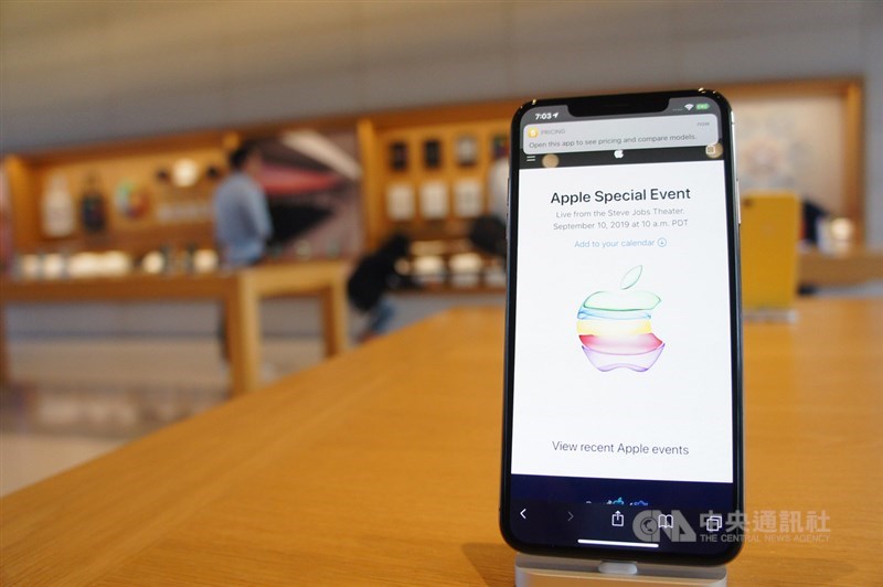 蘋果公司(Apple)將於美西時間10日上午舉行特別活動,外界預期將發表新iPhone等產品。圖為蘋果總部Apple Park訪客中心展示的iPhone。中央社記者吳家豪舊金山攝 108年9月10日