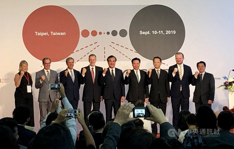 GCTF媒體識讀國際工作坊10日開幕。AIT處長酈英傑(左4)、立法院長蘇嘉全(中)、外交部長吳釗燮(右4)、美國國務院副助卿巴斯比(左3)等人出席。中央社記者侯姿瑩攝 108年9月10日