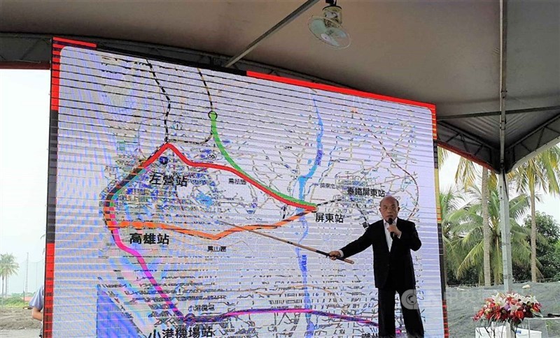 行政院長蘇貞昌(圖)10日返回家鄉屏東市,宣布高鐵將延伸到屏東,並要求路線盡速定案。中央社記者郭芷瑄攝 108年9月10日