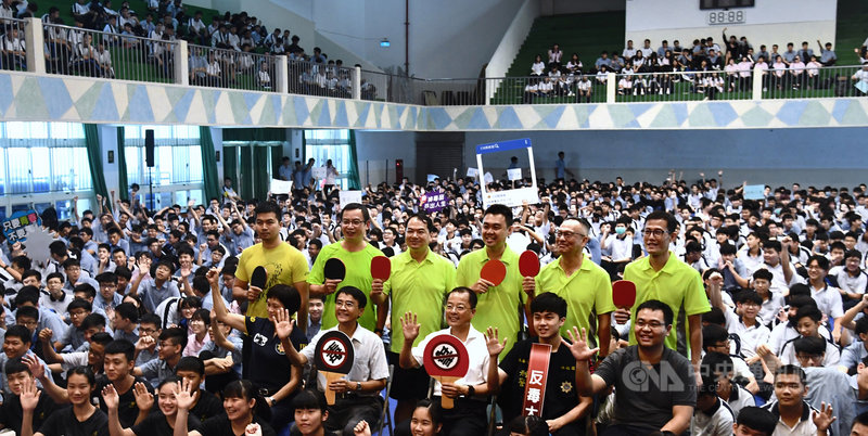 台灣「桌球神童」林昀儒(前右2)10日為刑事警察局反毒公益活動擔任反毒大使,向師生宣導遠離毒品、保護自己。中央社記者王飛華攝 108年9月10日