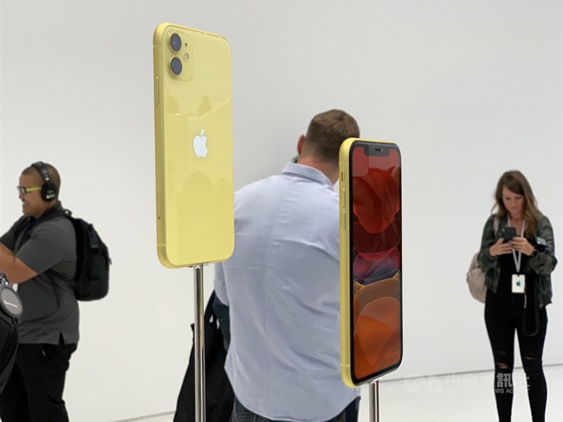 蘋果公司(Apple)10日發表iPhone 11、iPhone 11 Pro、iPhone 11 Pro Max三款新手機,圖為搭載雙鏡頭相機的iPhone 11,台灣售價新台幣2萬4900元起。中央社記者吳家豪舊金山攝 108年9月11日