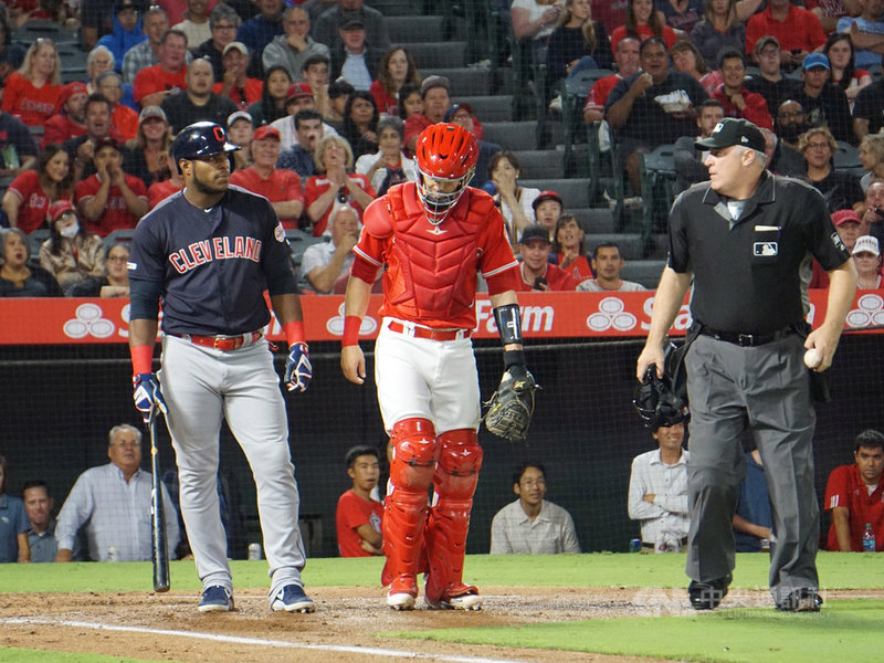 美國職棒克里夫蘭印地安人打者(左)普伊格(Yasiel Puig)連2打席遭觸身球,場面一度緊張。中央社記者林宏翰洛杉磯攝 108年9月11日