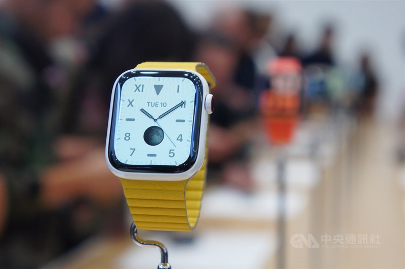 蘋果公司10日在美國總部Apple Park發表第5代Apple Watch智慧手錶,採用多種材質打造錶殼,包括100%再生鋁金屬及首度登場的鈦金屬。中央社記者吳家豪舊金山攝 108年9月11日