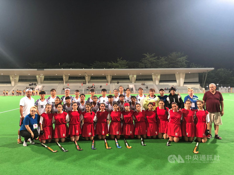 2019年U21女子亞洲盃曲棍球錦標賽第4天賽程,代表台灣出賽的女子曲棍球小將力拚全場,以2比2與烏茲別克戰成平手。圖為兩隊合影。中央社記者黃自強新加坡攝 108年9月12日