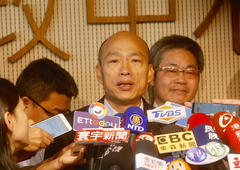 鴻海創辦人郭台銘聲明退出中國國民黨,國民黨總統參選人韓國瑜(中)競選辦公室12日發布新聞稿表示,「萬分遺憾與失望」郭台銘的決定。(中央社檔案照片)
