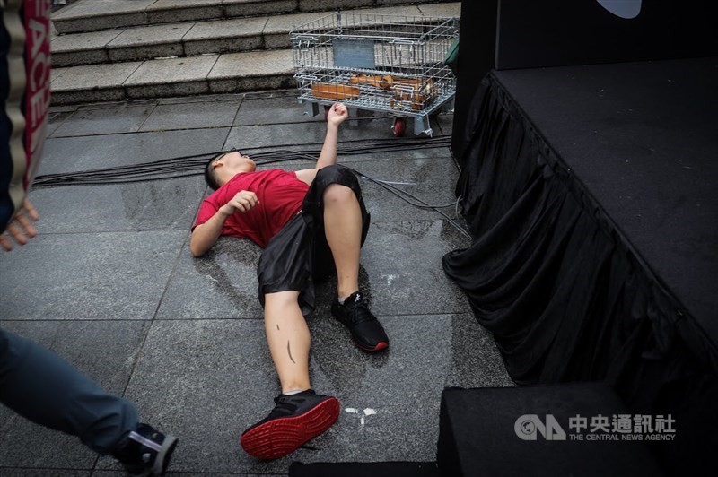 鬧事的中國留學生,被趕下台時不慎跌倒。