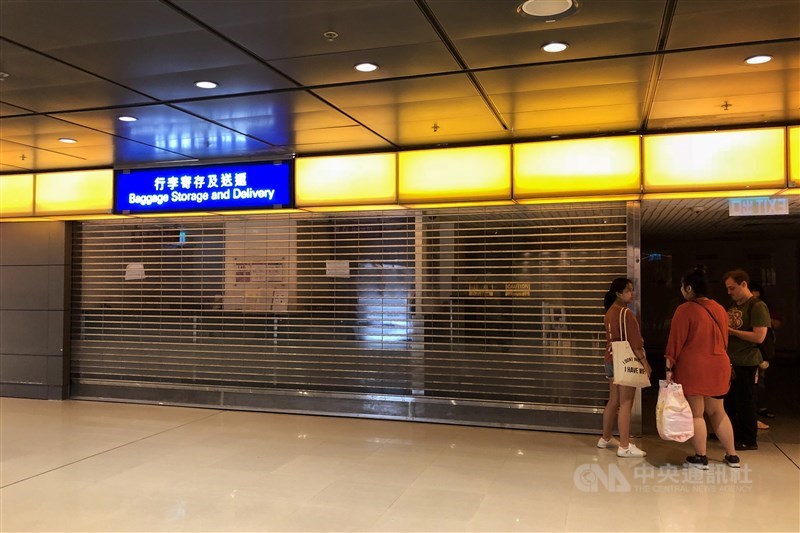 下午就提早拉下鐵門的行李寄放處,得等到隔天早上才能取件。