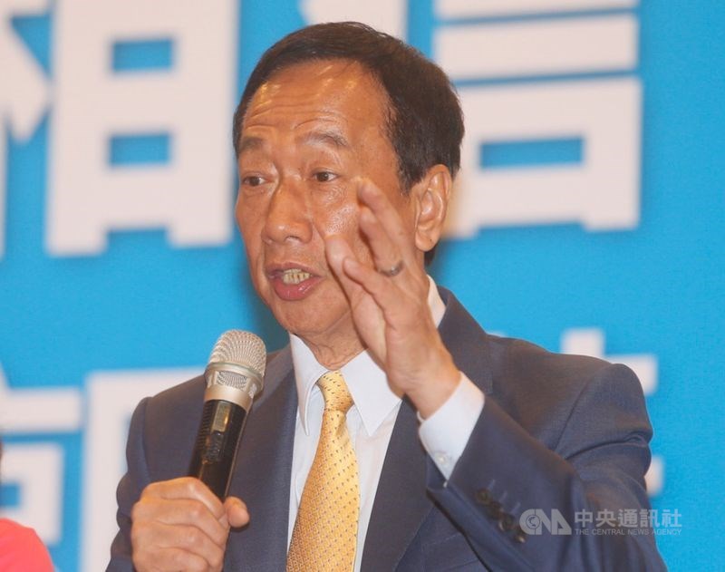 鴻海創辦人郭台銘（圖）12日突拋震撼彈，宣布退出中國國民黨，他的幕僚、永齡基金會副執行長蔡沁瑜下午到台北市中正區黨部，幫郭台銘辦理退黨手續。（中央社檔案照片）