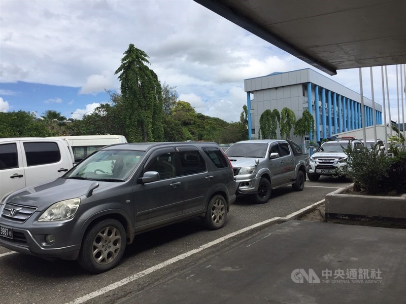 索羅門總理蘇嘉瓦瑞13日召開內閣會議,討論是否與台灣斷交。跨黨派小組報告建議,索羅門在9月中前與中國建交。圖為索國總理府前眾多來車。中央社記者石秀娟荷尼阿拉攝 108年9月13日