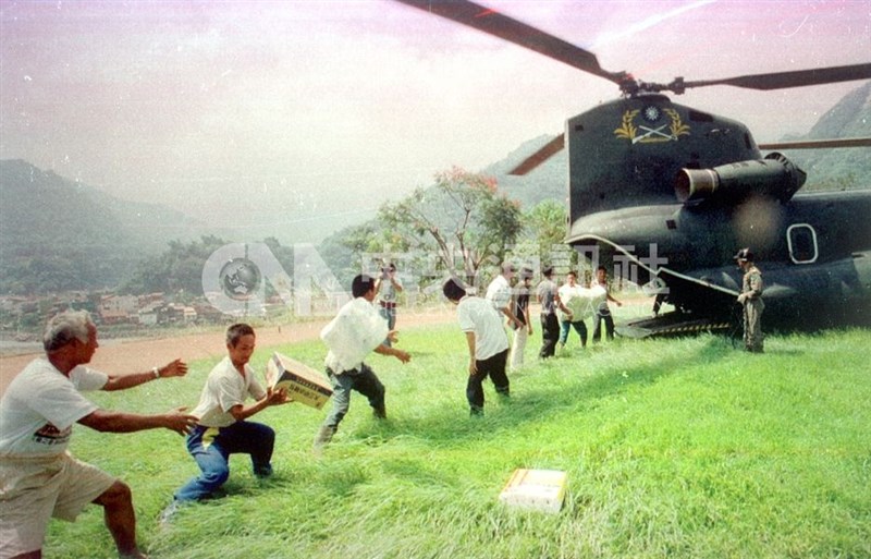 陸軍直昇機空運物資到南投,鄉民興奮地接力搬運。(檔案照片/王鴻國攝)