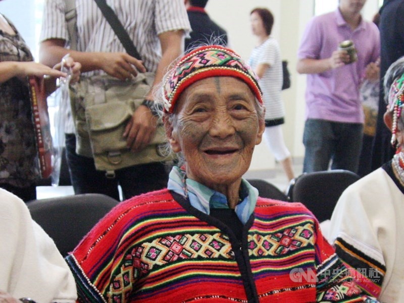 苗栗縣碩果僅存的泰雅族文面國寶柯菊蘭(中)14日清晨6時許辭世,享耆壽97歲。(中央社檔案照片)