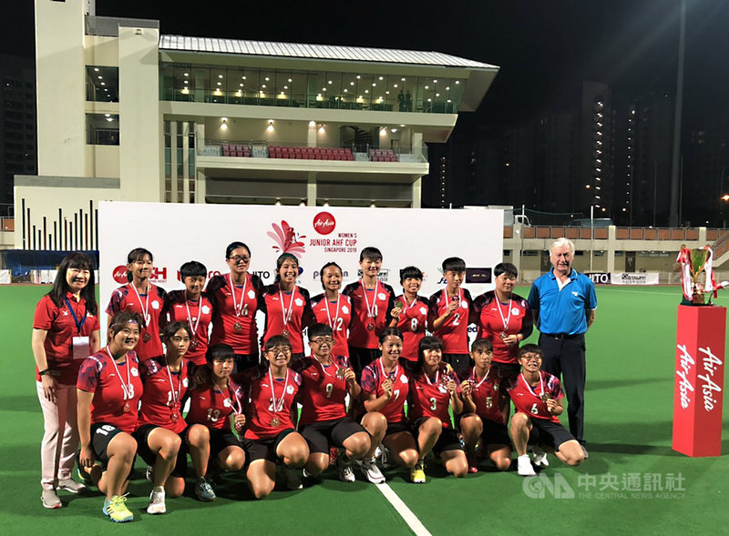 2019年U21女子亞洲盃曲棍球錦標賽,代表台灣出賽的女子曲棍球小將發揮團隊合作默契,以4比2擊敗孟加拉隊,總計以3勝1和1敗戰績奪下銅牌。中央社記者黃自強新加坡攝 108年9月15日