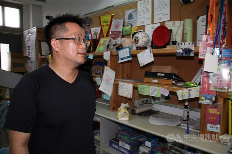 南投縣爽文國中老師王政忠堅守中寮鄉20年,在他的「創發中心」裡,授課時每天有萬人上網看他獨創的教學法。中央社記者蕭博陽南投縣攝 108年9月15日
