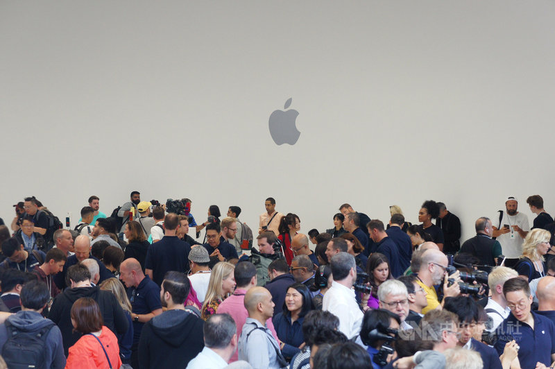 蘋果公司日前在美國總部的賈伯斯劇院發表新iPhone,會後開放新品體驗區,現場湧入近千名記者、分析師、部落客及名人們搶先實測。中央社記者吳家豪舊金山攝 108年9月15日