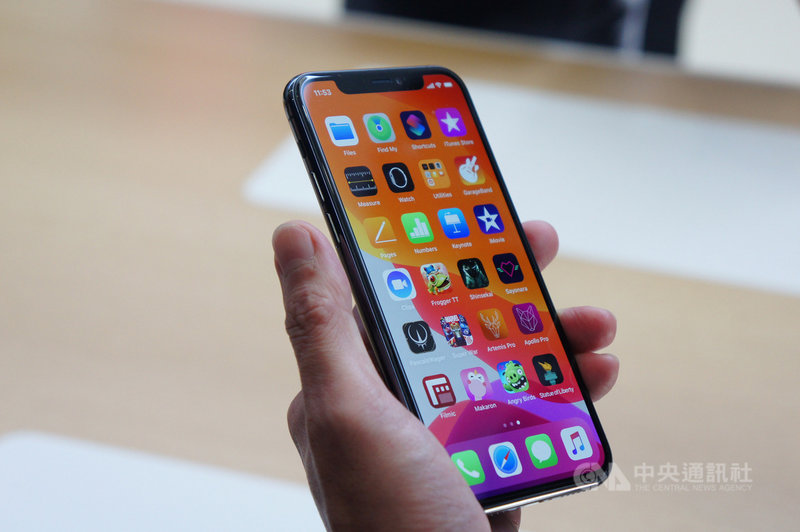 蘋果公司推出新一代iPhone 11 Pro,採用超Retina XDR顯示器,具備兩種最高亮度,可自動判斷何時該使用哪種亮度。中央社記者吳家豪舊金山攝 108年9月15日
