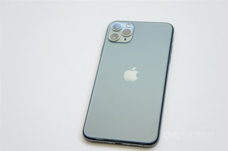蘋果公司推出iPhone 11系列新機,發表會現場展示搭載3鏡頭的iPhone 11 Pro新顏色「夜幕綠」。中央社記者吳家豪舊金山攝 108年9月15日
