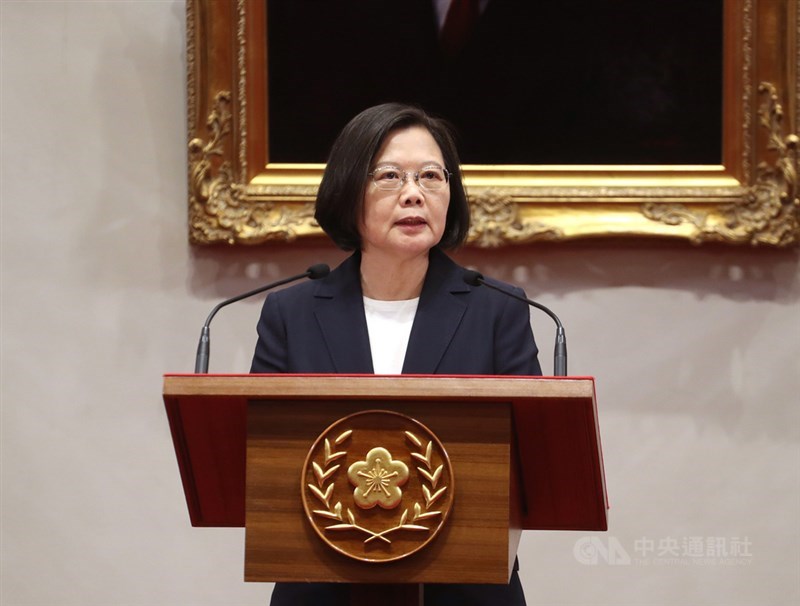 南太島國索羅門群島政府16日召開內閣會議,決定與中華民國斷交。總統蔡英文(圖)晚間在總統府召開記者會表達強烈遺憾譴責,蔡總統表示,面對中國的介入打壓,台灣絕不受威脅,不會任人予取予求,不會和中國競逐金錢外交。中央社記者裴禛攝 108年9月16日