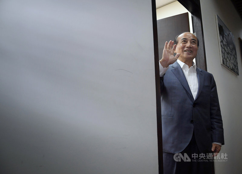 鴻海創辦人郭台銘16日深夜聲明不參與2020連署競選總統,前立法院長王金平(圖)17日受訪時說,昨晚郭台銘有先致電告知,今早也見了面,尊重郭台銘的決定,至於自己的下一步,他重申,隨因緣走。中央社記者王飛華攝 108年9月17日