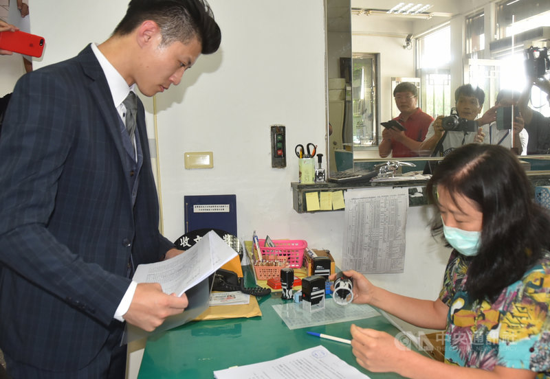高雄市長韓國瑜與妻子李佳芬17日委任律師郭羿廷（圖），到雲林地檢署遞狀控告名嘴洪耀南、吳佩蓉及鄭佩芬，涉嫌妨害名譽等罪嫌。中央社記者葉子綱攝  108年9月17日