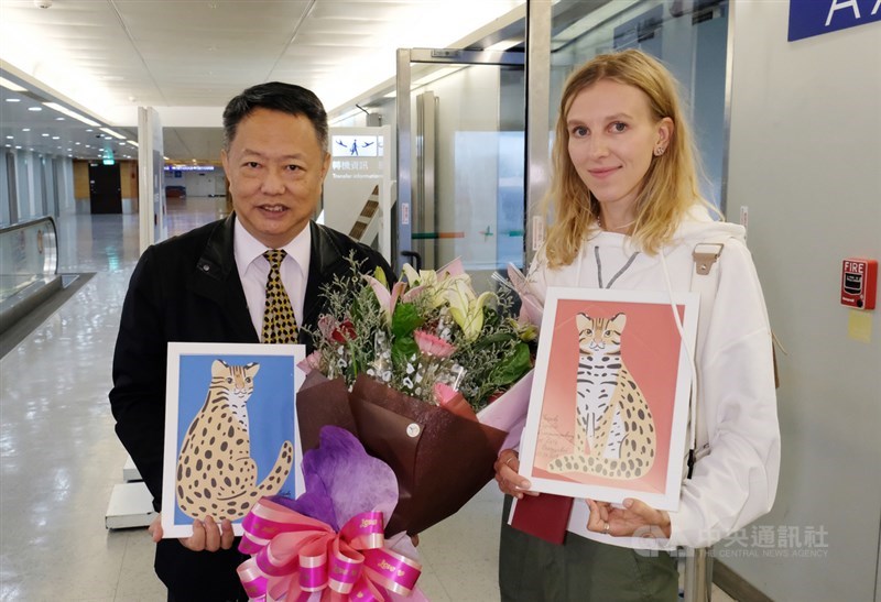 免費為台灣集集彩繪列車畫石虎的俄羅斯插畫家莫洛措娃(Katya Molodtsova)(右)17日清晨搭機抵台,受到交通部觀光局獻花歡迎。中央社記者邱俊欽桃園機場攝 108年9月17日