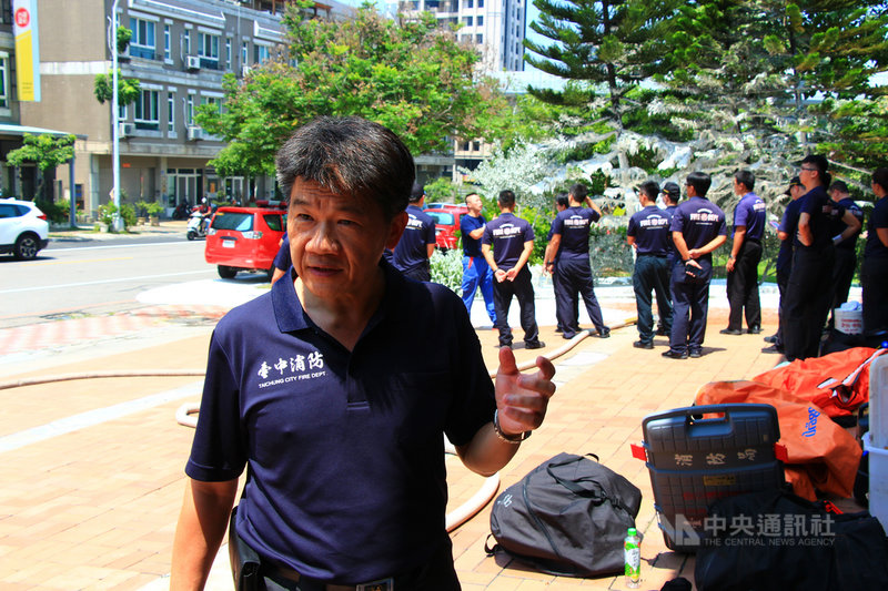 服務於台中市政府消防局災害搶救科的何松財,九二一地震發生時,他在瓦礫堆中拚命救人,卻救不回在南投竹山老家罹難的母親,20年來他參加創傷課程,加上消防弟兄陪伴,重新找回自己。中央社記者蘇木春攝 108年9月17日