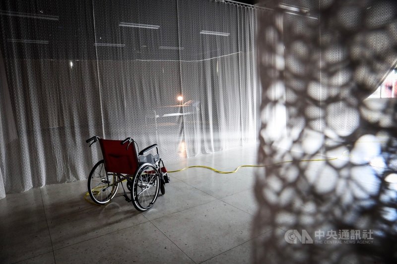 空總台灣當代文化實驗場17日發表以漸凍人為主題的沉浸式全景劇場The Awake,演出過程中,表演者將與觀眾一起穿梭於數個空間,觀眾可自由選擇進入不同空間,觀看不同演出片段。中央社記者吳家昇攝 108年9月17日