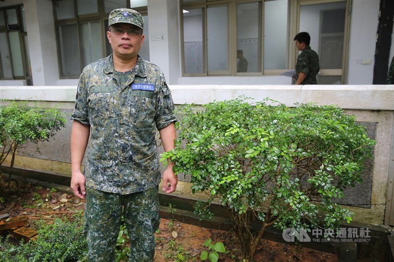 九二一地震發生時,負責清查連上弟兄人數的李育誌說,有一名受災官兵退伍前贈送七里香幼苗,栽種在陸軍裝甲五八六旅營舍前;當年幼苗已成樹,就像一棵「有故事的七里香」。中央社記者游凱翔攝 108年9月17日