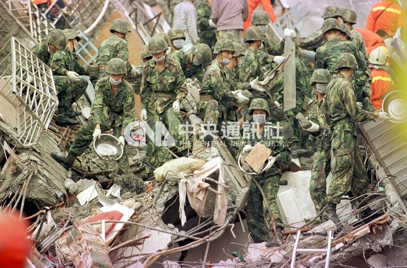 九二一大地震發生後40分鐘,國軍衡山指揮所按危機處理程序,發布救災命令。國軍官兵不分晝夜,共投入46萬人次協助救災重建。(中央社檔案照片)