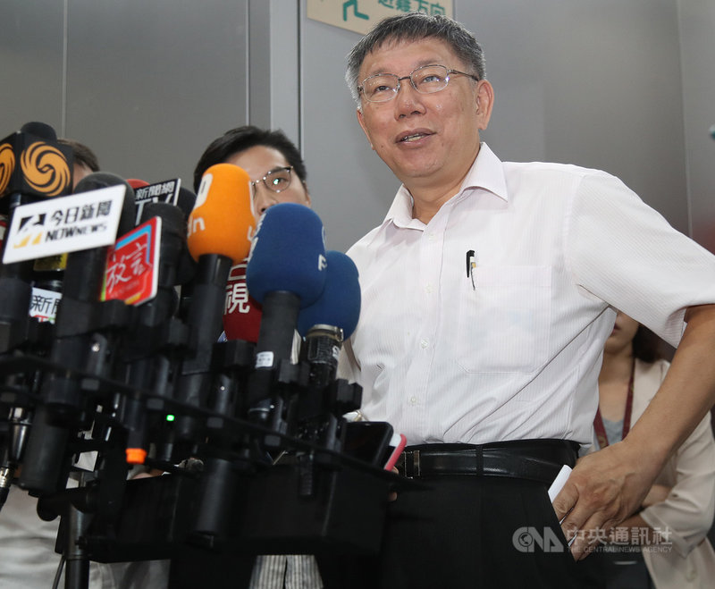 對於鴻海創辦人郭台銘宣布不參與2020總統連署,台北市長兼台灣民眾黨主席柯文哲(前)17日受訪表示,尊重與理解,將來雙方還會維持合作關係,但也坦言知道消息時的震驚不亞於任何人。中央社記者張新偉攝 108年9月17日