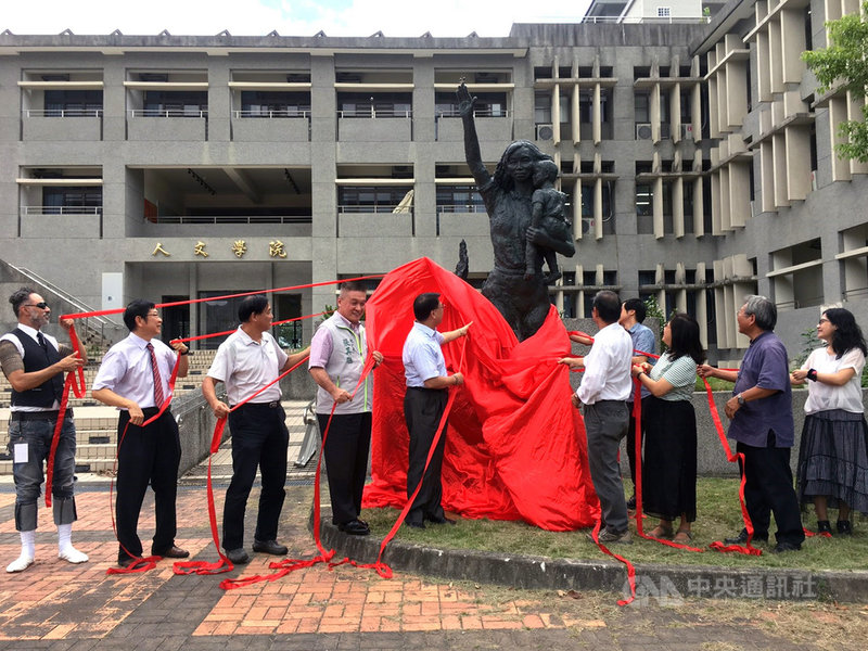 27年前，台北市健康幼稚園火燒車事件，老師林靖娟懷抱4名幼童一起罹難，如今「羽化成蝶林靖娟紀念銅像」18日在台東大學揭幕，感念林靖娟的無私奉獻。中央社記者盧太城台東攝　108年9月18日