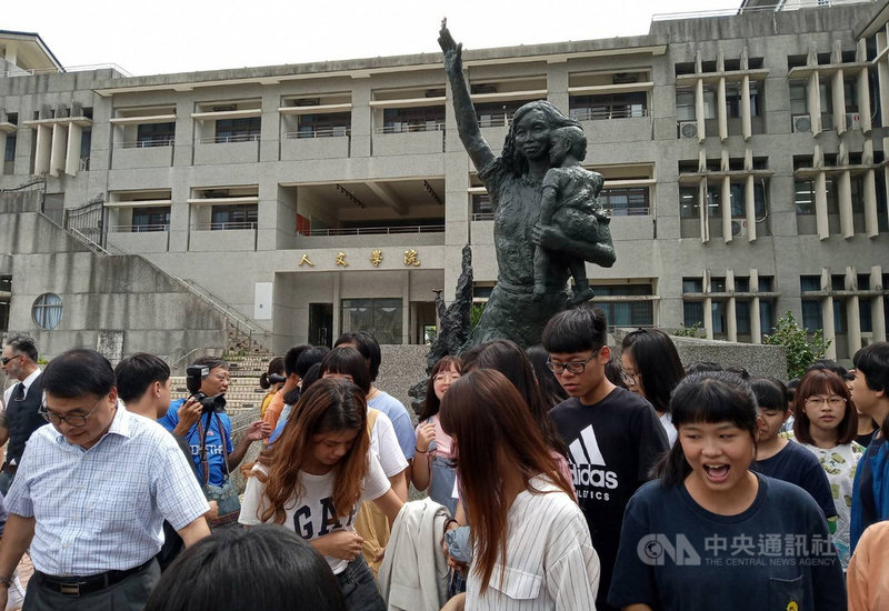 「羽化成蝶林靖娟紀念銅像」18日在台東大學揭幕,紀念27年前台北市健康幼稚園火燒車事件中抱著孩子罹難的老師林靖娟,這也是雕塑大師蒲添生的遺作。中央社記者盧太城台東攝 108年9月18日