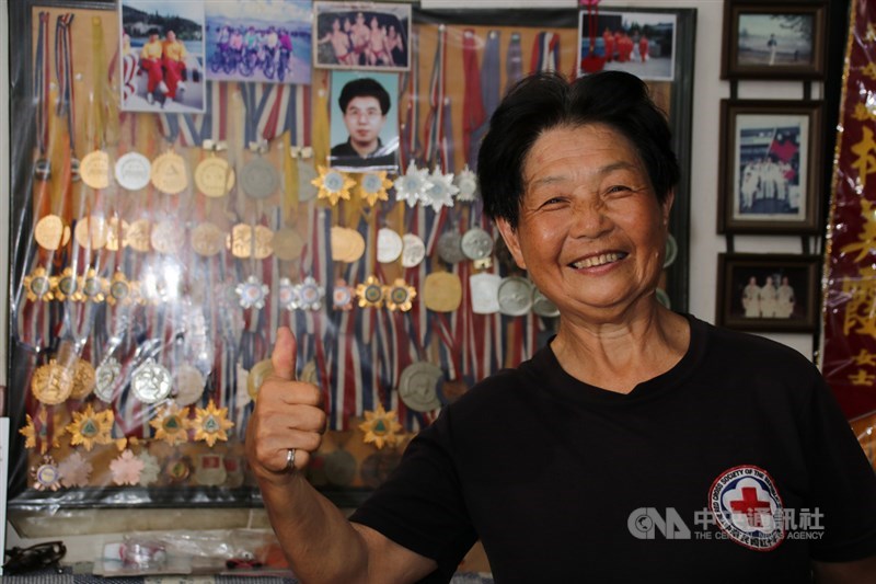 今年70歲的林美霞曾是九二一地震的受災戶,20年了,林美霞仍然住在九二一地震時被震損的老房子,走進客廳,牆上掛滿了各種表揚狀、獎牌和她年輕時的照片,記錄她20年來的救災歷程。中央社記者蕭博陽攝 108年9月18日