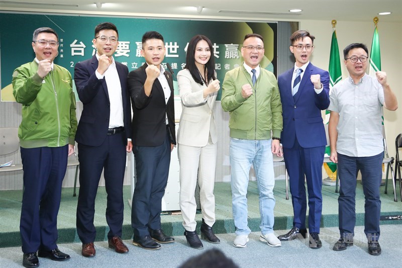 民進黨主席卓榮泰(左)與秘書長羅文嘉(右)18日宣布,新北市中永和徵召卓榮泰特助蔡沐霖(右2起)、台北市文山區徵召市議員阮昭雄、新北市汐止區徵召「太陽花女戰神」賴品妤、新北市新店徵召名嘴張銘祐、新竹縣第1選區徵召黨發言人周江杰參選。中央社記者王騰毅攝 108年9月18日